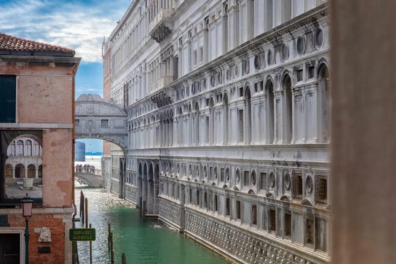 Bridge Of Sighs Luxurious Apartment 베니스 0*,  이탈리아